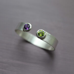 Armreif in Silber geschmiedet, mit Peridot und Amethyst