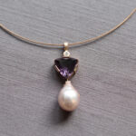 Roseegold 585-/mit einem Amethyst im Trillantschliff, Perle und Brillant